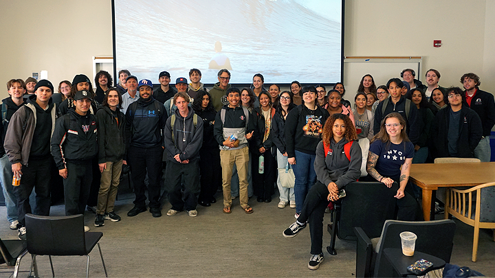 After the SOC 331 class, students gather for a group photo with guest speaker Steve Hawk and Professor Mike Roberts.